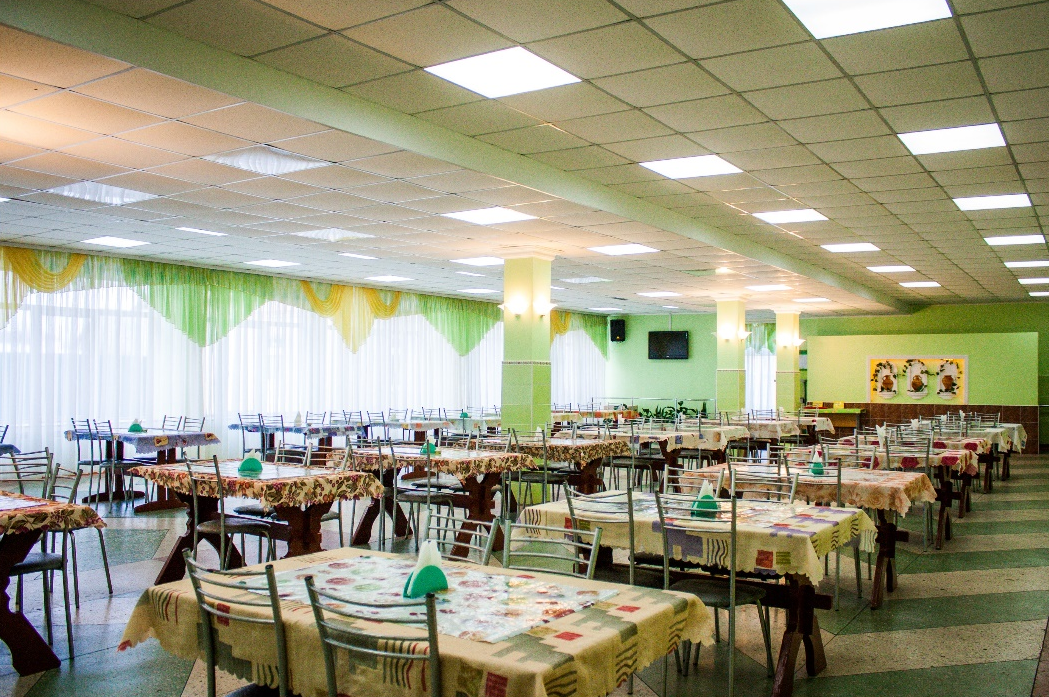 Обеденный зал в столовой